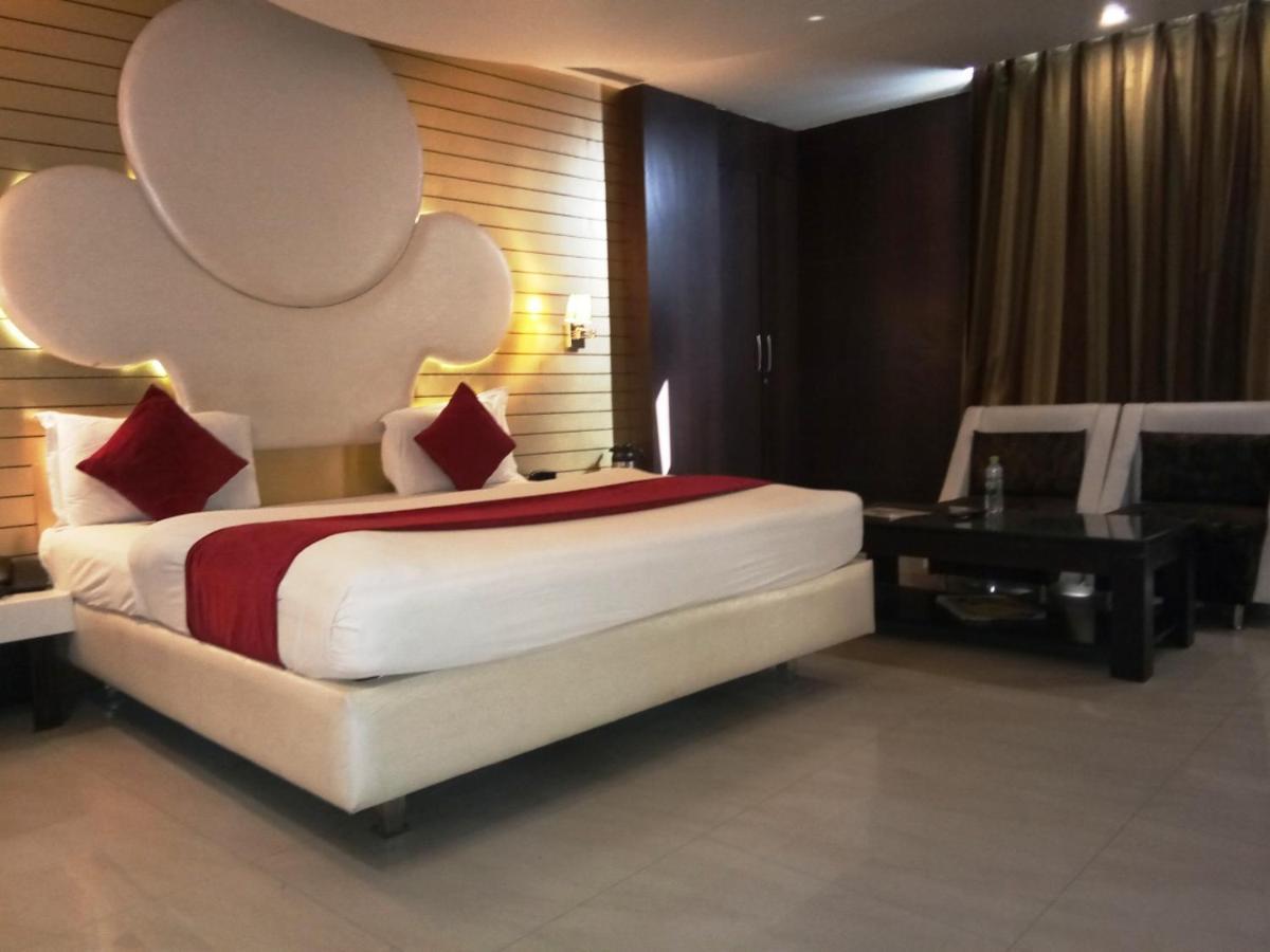 Hotel D'Grand Bareilly Eksteriør billede